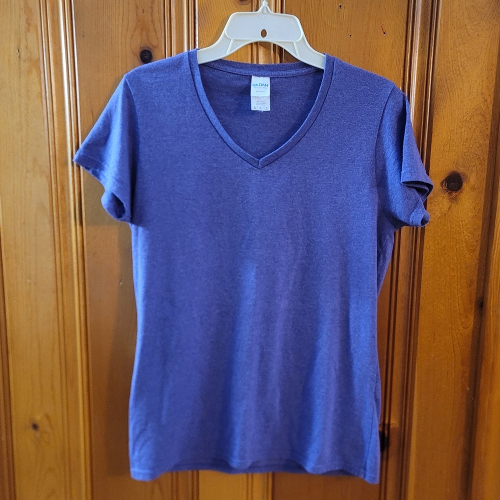 WOMEN'S GILDAN T-SHIRT